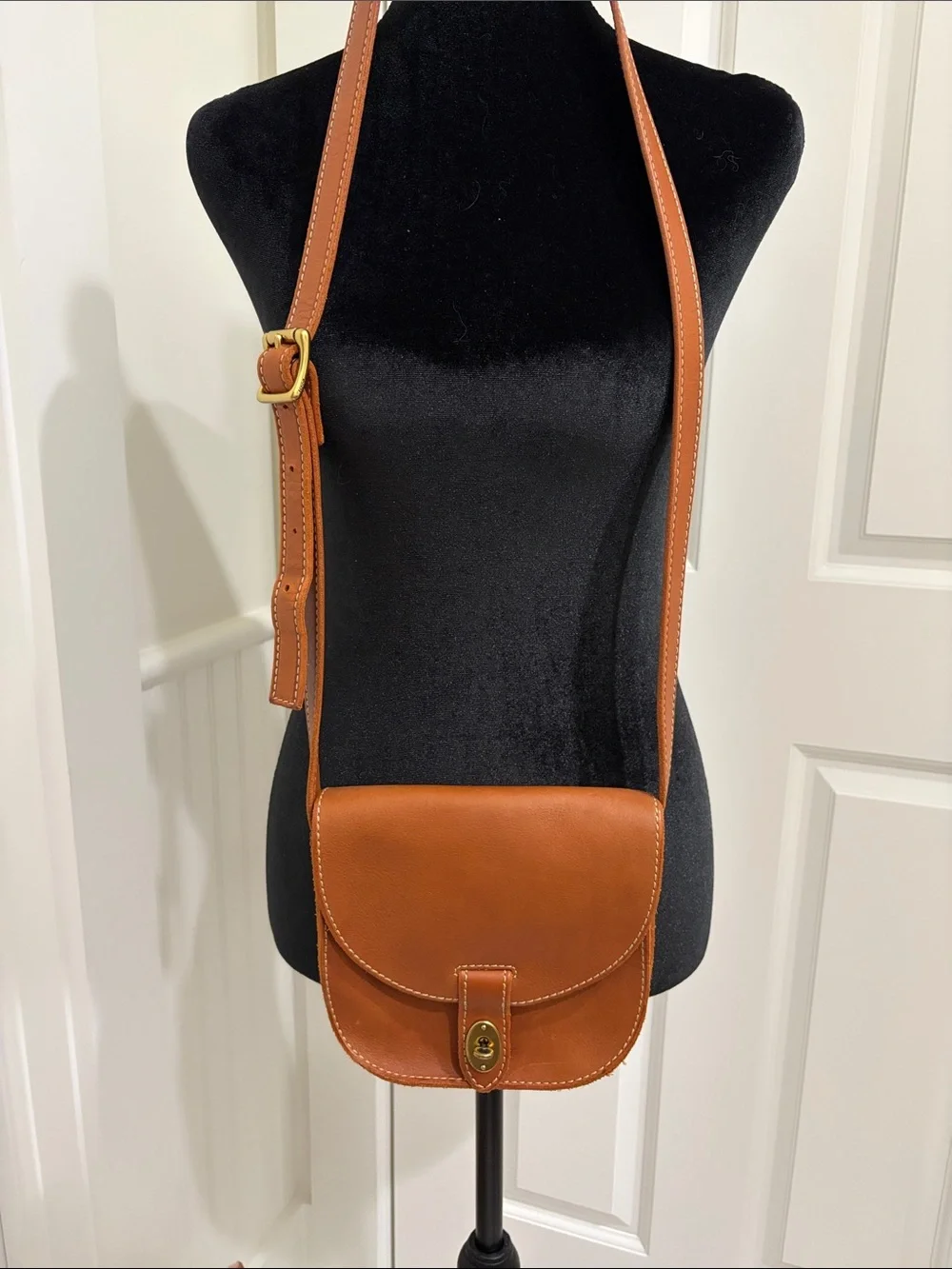 Fossil  Leather Crossbody Saddle Bag with Gold Hardware Like New